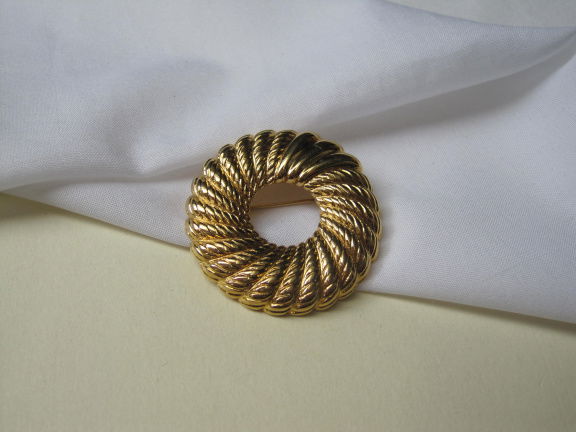 Broche Monet goudkleurig rond fantasie model 4.0 cm - nr. 1