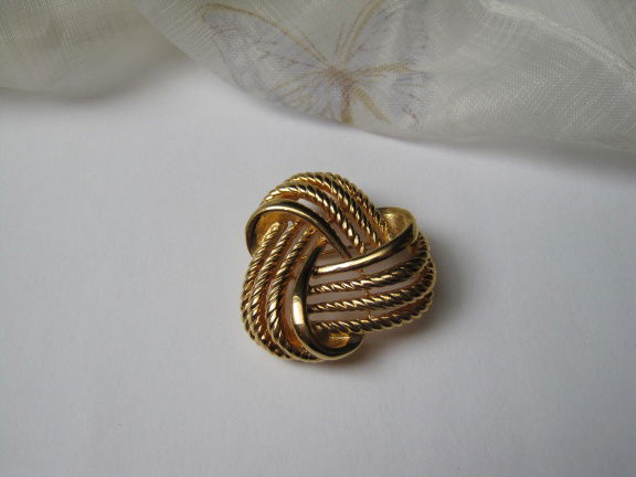 Broche Napier goudkleurig knoopmodel 3.5x3.4 cm - nr. 1