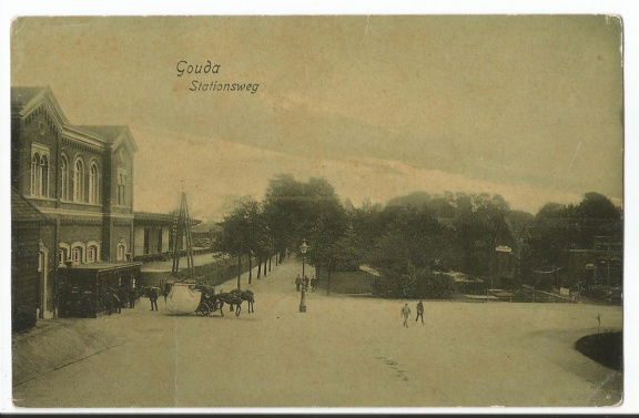 Oude ansichtkaart Gouda, Stationsweg - nr. 1