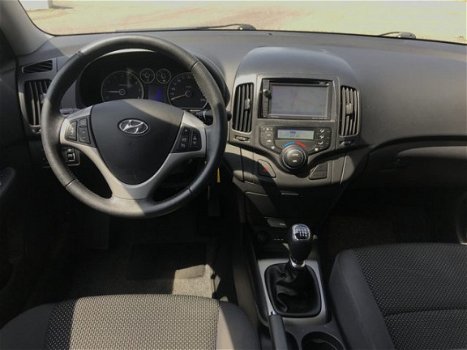 Hyundai i30 CW - 1.6I I-MOTION | Achteruitrijcamera | Climate Control | Cruise Control | Navigatie | - 1