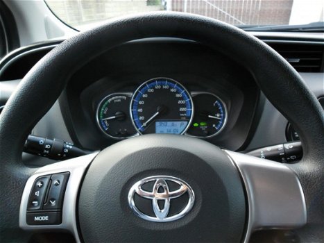 Toyota Yaris - 1.5 HYBRID BUSINESS PLUS ECC LMV RIJKLAARPRIJS - 1