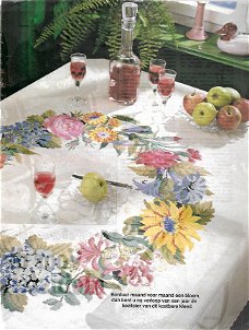 Borduurpatroon tafelkleed met bloemenkrans