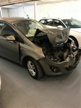 Opel Corsa - 1.4-16V nieuwe apk voorkant schade 5 deurs bj2011 - 1