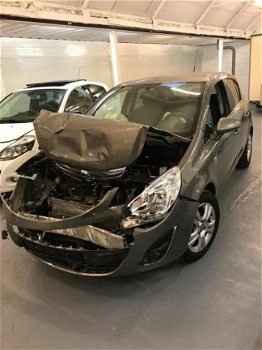 Opel Corsa - 1.4-16V nieuwe apk voorkant schade 5 deurs bj2011 - 1