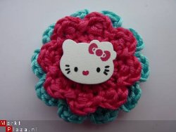 ** Gehaakte bloemenbroche Hello Kitty (turquoise)