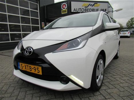 Toyota Aygo - 1.0 VVT-i x-play 1e Eigenaar/ NAV / Achteruitrijcamera - 1