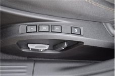 Volvo V40 Cross Country - D3 5-Cilinder Momentum - Xenon/Stoelverw./Navi/Panoramadak