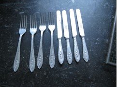 Oud Duits bestekmandje met 4 vorken en 4 messen...jaren '50 - 2