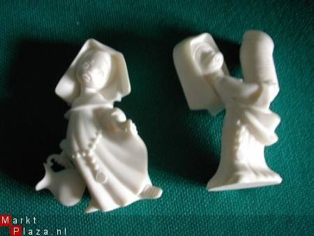 2 schattige witte nonnetjes die de afwas gaan doen - 1
