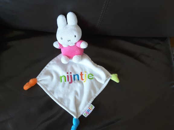 +1457 Nijntje knuffeldoekje gekleurde letters Dick Bruna - nr. 1