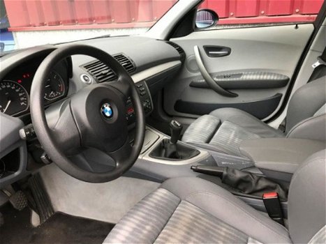 BMW 1-serie - 118d executive// 5-Deurs // Airco // Sportstoelen - 1