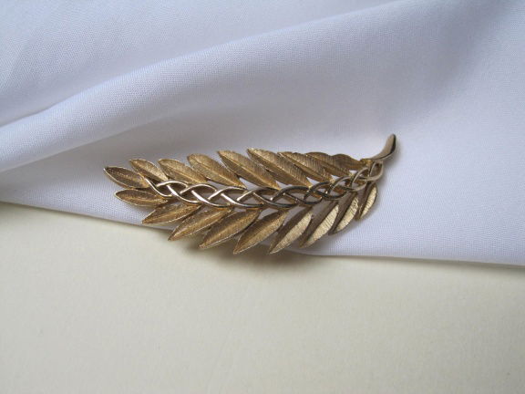 Broche Trifari Crown goudkleurig blad met gevlochten nerf 6.5x2.4 cm - nr. 1