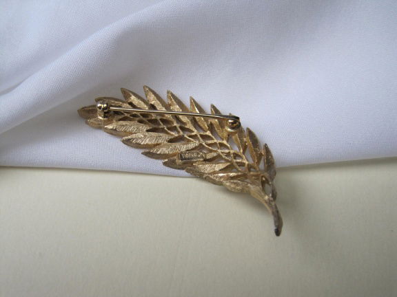 Broche Trifari Crown goudkleurig blad met gevlochten nerf 6.5x2.4 cm - Afbeelding 3