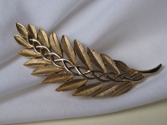 Broche Trifari Crown goudkleurig blad met gevlochten nerf 6.5x2.4 cm - Afbeelding 4