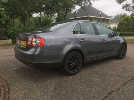 Volkswagen Jetta - 1.6 FSI Comfortline - 1