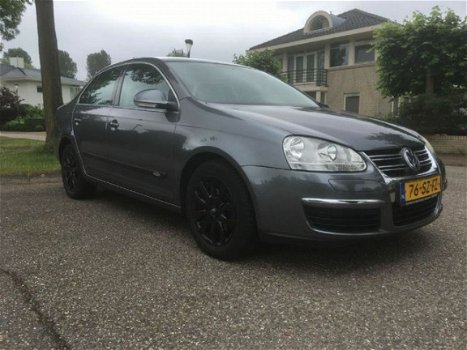 Volkswagen Jetta - 1.6 FSI Comfortline - 1