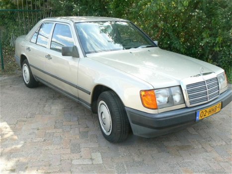 Mercedes-Benz 230 - (W124) E Zeer mooie en harde auto met slechts 165941 Km incl o.h.boekje - 1