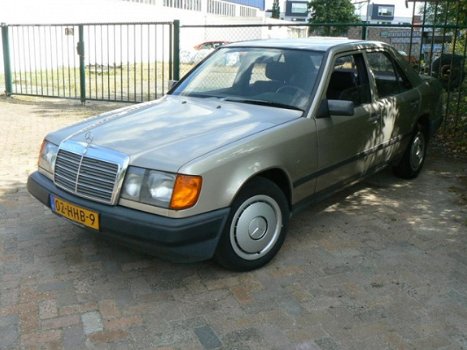 Mercedes-Benz 230 - (W124) E Zeer mooie en harde auto met slechts 165941 Km incl o.h.boekje - 1