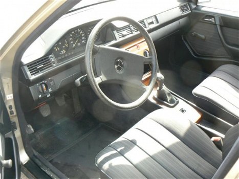 Mercedes-Benz 230 - (W124) E Zeer mooie en harde auto met slechts 165941 Km incl o.h.boekje - 1