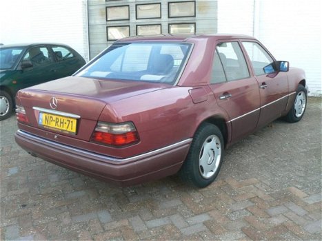 Mercedes-Benz E-klasse - 220 Mooie en zeer degelijke mercedes met airco en 5 bak - 1