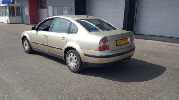 Volkswagen Passat - 2.0 Trendline - 1