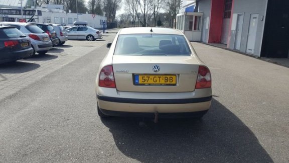 Volkswagen Passat - 2.0 Trendline - 1