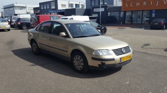 Volkswagen Passat - 2.0 Trendline - 1