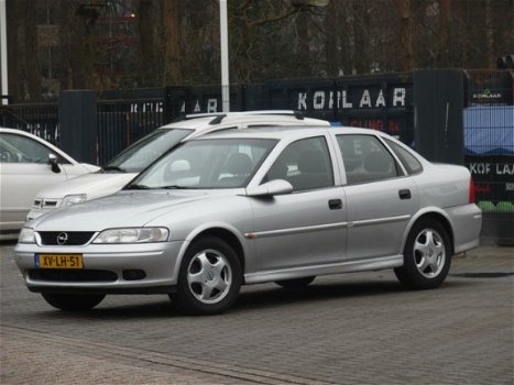 Opel Vectra - 1.6-16V Sport Edition/Nieuwe Apk/Airco - 1