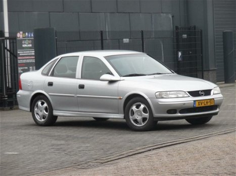 Opel Vectra - 1.6-16V Sport Edition/Nieuwe Apk/Airco - 1