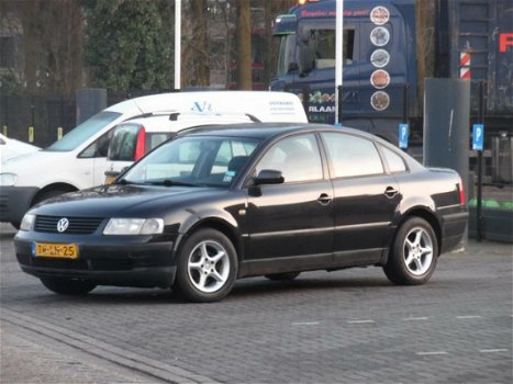 Volkswagen Passat - 1.8-5V Trendline Nieuwe Apk/ - 1