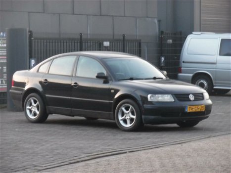 Volkswagen Passat - 1.8-5V Trendline Nieuwe Apk/ - 1