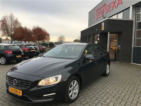 Volvo V60 - 2.0 d3 kinetic 5 cilinder navi PDC - 1