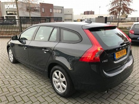 Volvo V60 - 2.0 d3 kinetic 5 cilinder navi PDC - 1