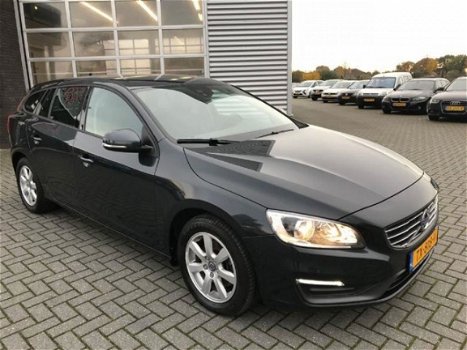 Volvo V60 - 2.0 d3 kinetic 5 cilinder navi PDC - 1