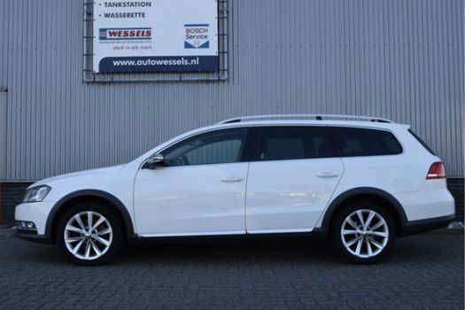 Volkswagen Passat Alltrack - 2.0 TDI navi, PDC v+a, trekhaak, cruise control, LED, 17 inch, climate - 1