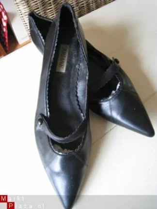 Zwarte pumps voorzien van bandje - maat 41 - nr. 1