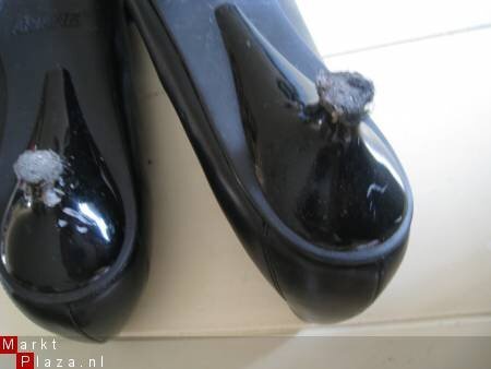 Zwarte pumps voorzien van bandje - maat 41 - Afbeelding 2