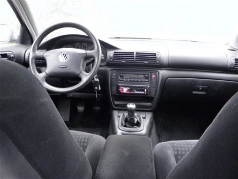 Volkswagen Passat Variant - 2.3 V5 Comfortline 4Motion - 1