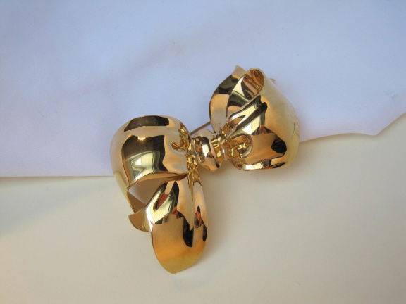 Broche Monet groot glanzende goudkleurige strik 7.0x5.3 cm - nr. 1