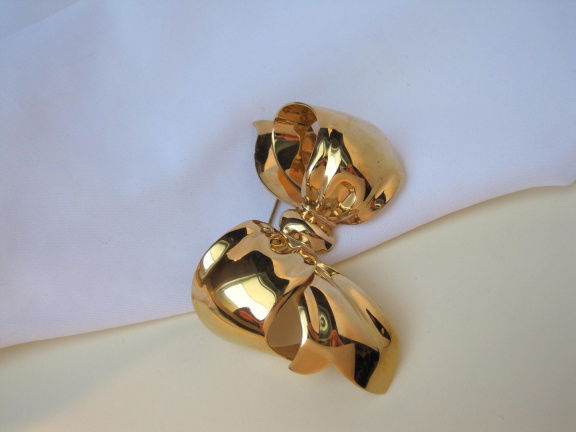 Broche Monet groot glanzende goudkleurige strik 7.0x5.3 cm - Afbeelding 7