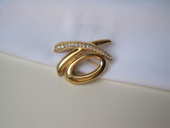 Broche Monet goudkleurig hug en kiss symbool met rijnsteentjes 4.4x3.2 cm. - nr. 1