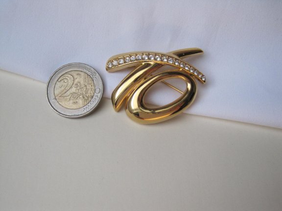 Broche Monet goudkleurig hug en kiss symbool met rijnsteentjes 4.4x3.2 cm. - Afbeelding 2