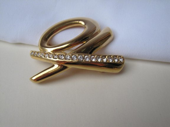 Broche Monet goudkleurig hug en kiss symbool met rijnsteentjes 4.4x3.2 cm. - Afbeelding 3