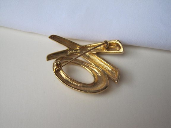Broche Monet goudkleurig hug en kiss symbool met rijnsteentjes 4.4x3.2 cm. - Afbeelding 4