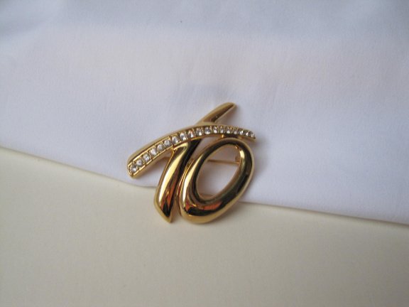 Broche Monet goudkleurig hug en kiss symbool met rijnsteentjes 4.4x3.2 cm. - Afbeelding 5