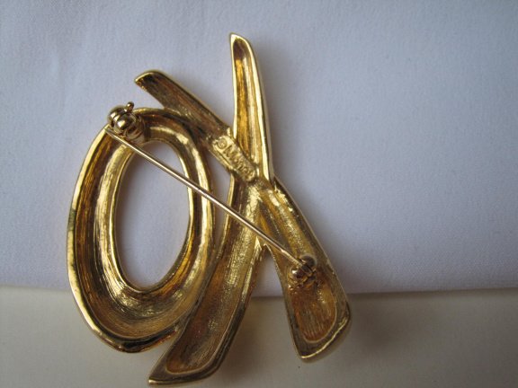 Broche Monet goudkleurig hug en kiss symbool met rijnsteentjes 4.4x3.2 cm. - Afbeelding 6