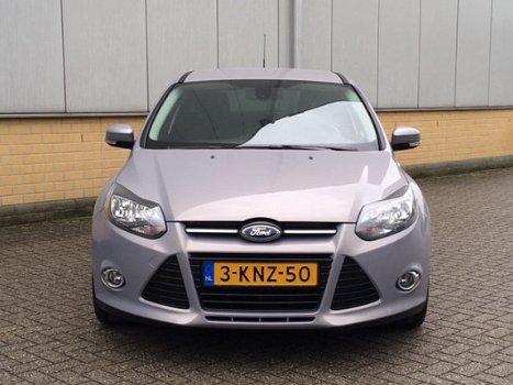 Ford Focus - 1.0 100PK 5 Deurs Titanium uitvoering met Navigatie en Privacy Glass - 1