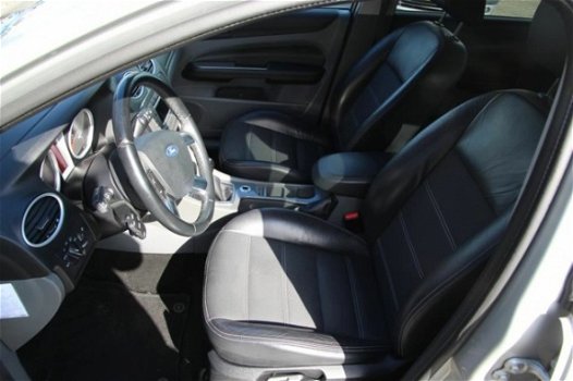 Ford Focus Wagon - 1.6 Titanium | Navigatie | Half leer | Lichtmetalen velgen | - 1