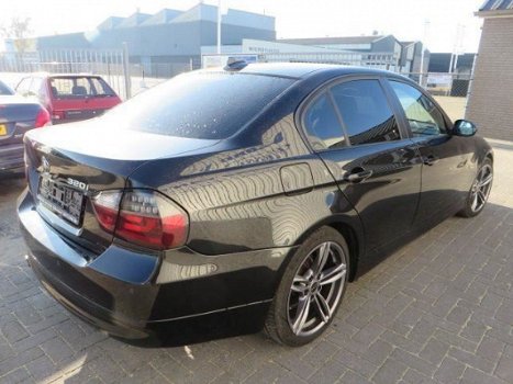 BMW 3-serie - 320i high executive sedan xenon pdc cruiscontrole enz het betref een lichte schade aut - 1