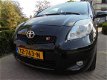 Toyota Yaris - 1.3 16V VVT-I 3DR Dynamic Sport bij specialist si - 1 - Thumbnail